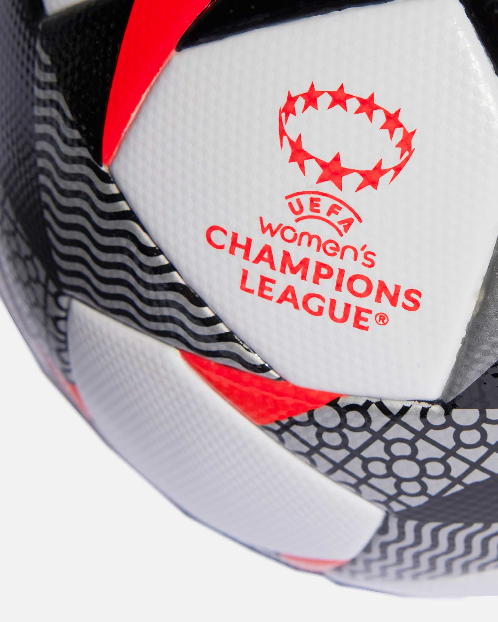 El Balón de la UEFA Womens Champions League 2024 - Noticias/Futbol 