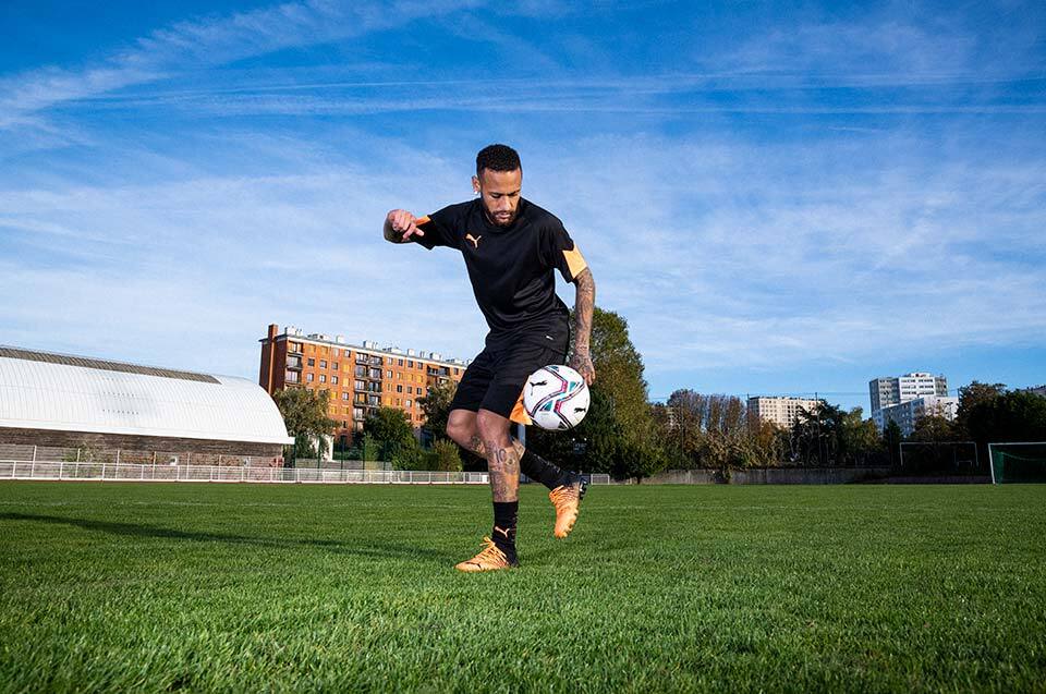 Botas de fútbol profesionales: destaca en césped natural o