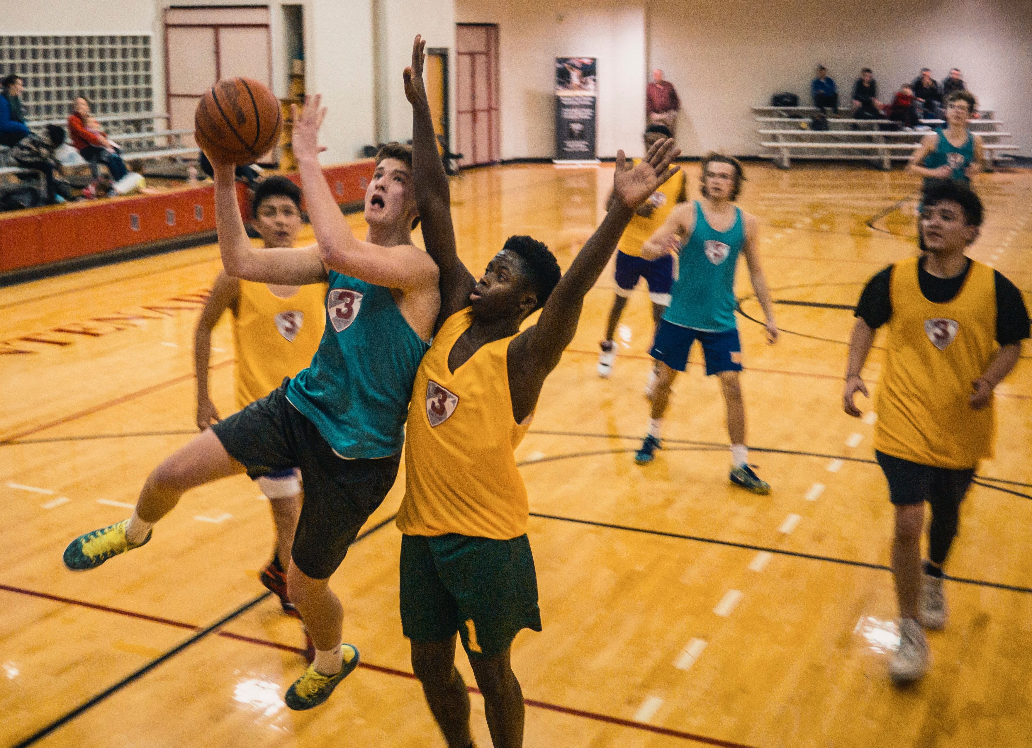 Lycéens jouant au basket