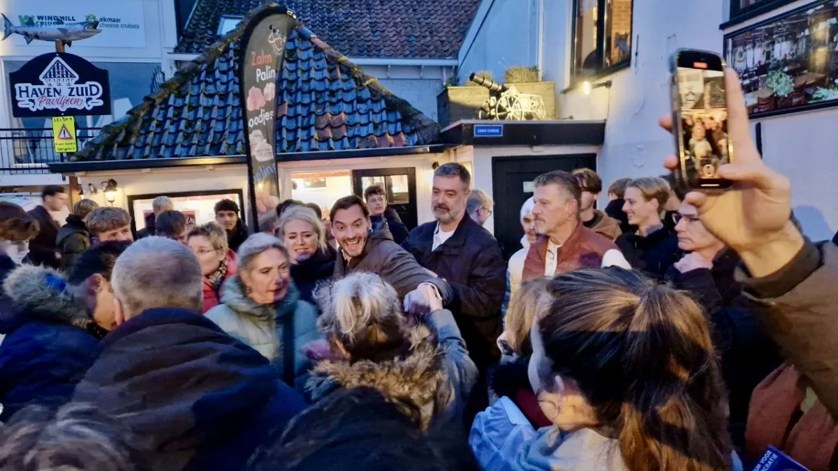 Warm onthaal voor Baudet in Volendam bij eerste stop FVD Campagne Tour