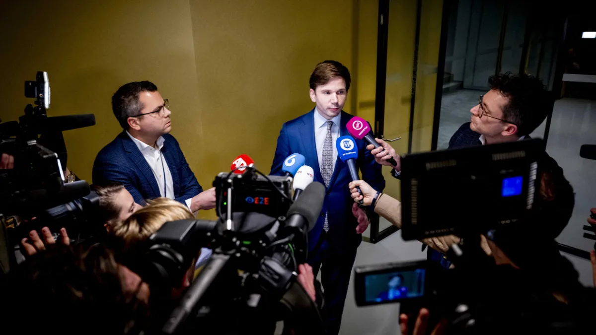 Neveninkomsten, registers en ‘integriteit’: alles over de ongrondwettelijke schorsing van FVD