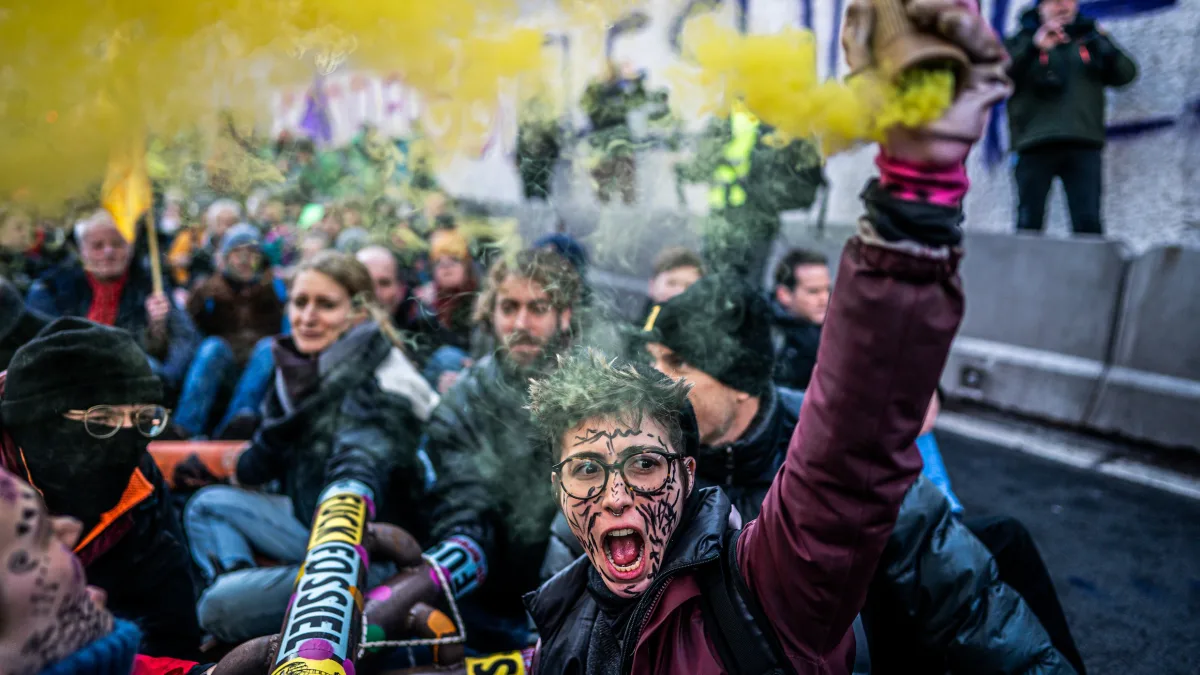 Extinction Rebellion dreigt met stinkbommen, FVD stelt Kamervragen