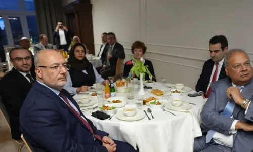 Turkse diplomaat intensief betrokken bij 'onafhankelijke' Islamitische Stichting Nederland, Russcher stelt Kamervragen