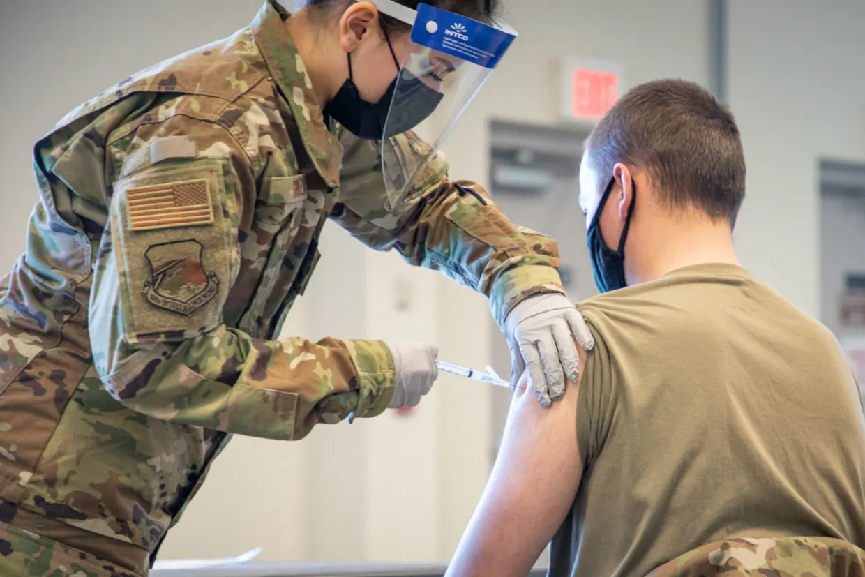 Verplichte Covid-vaccinatie militairen? FVD stelt Kamervragen