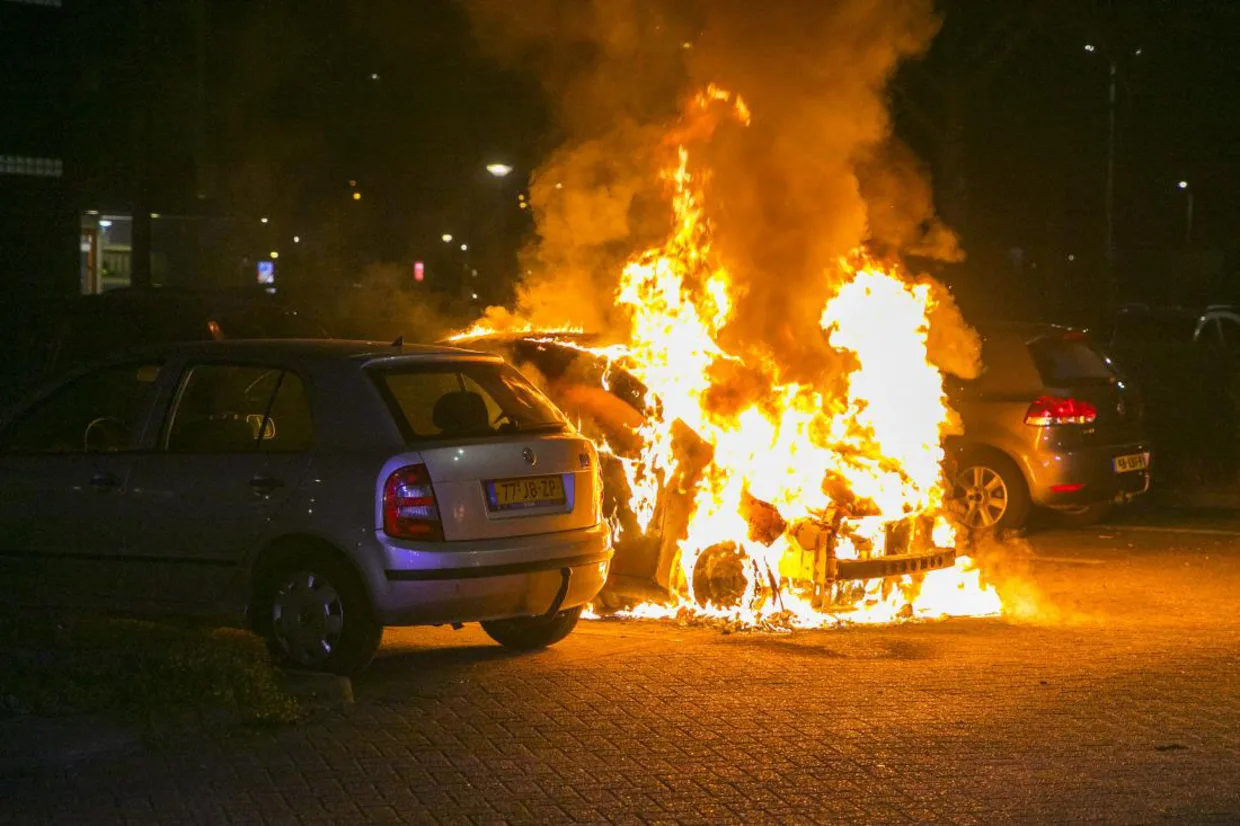 Brandweer waarschuwt: ernstig brandgevaar elektrische auto’s