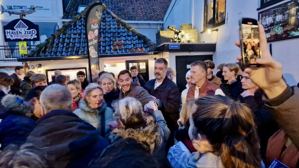 Warm onthaal voor Baudet in Volendam bij eerste stop FVD Campagne Tour