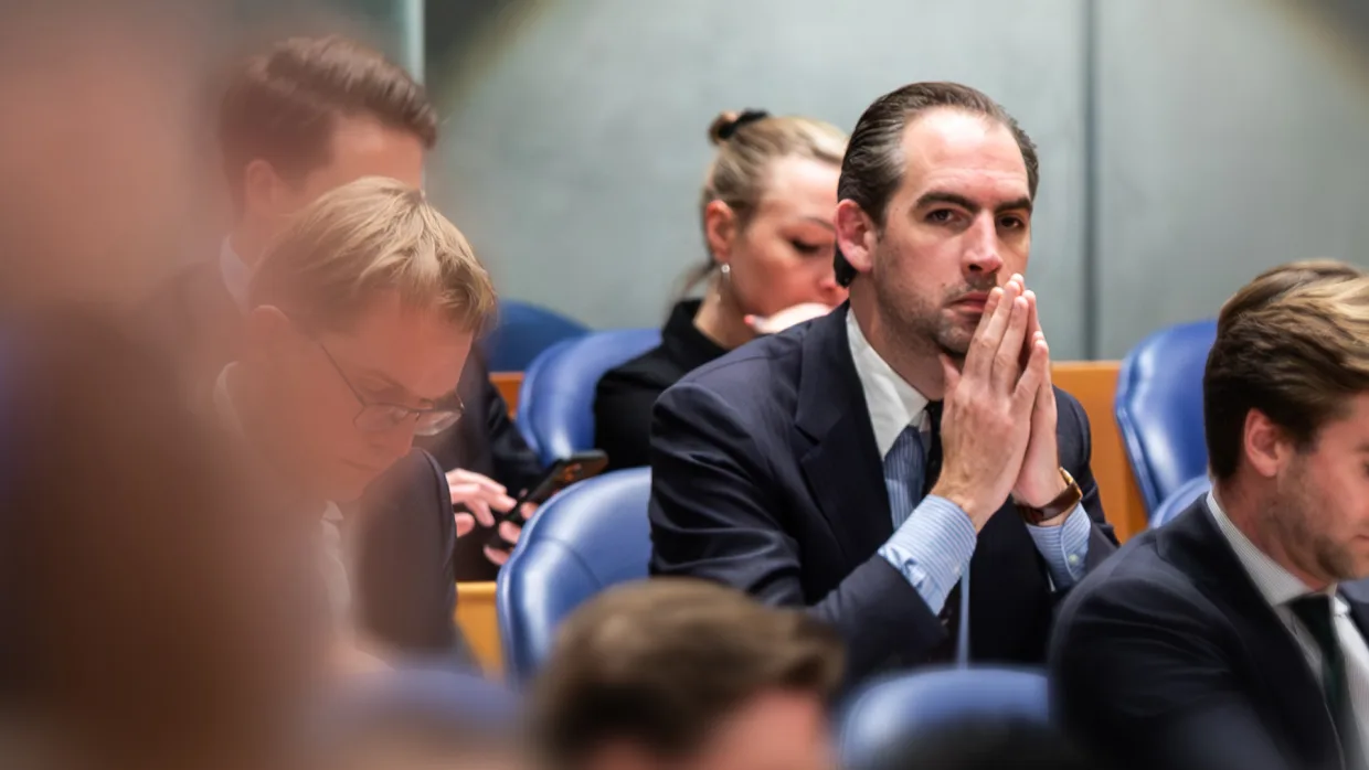 Asielzoekers worden beloond voor overlast en krijgen een eigen pendelbus: Peter van Duijvenvoorde stelt kamervragen
