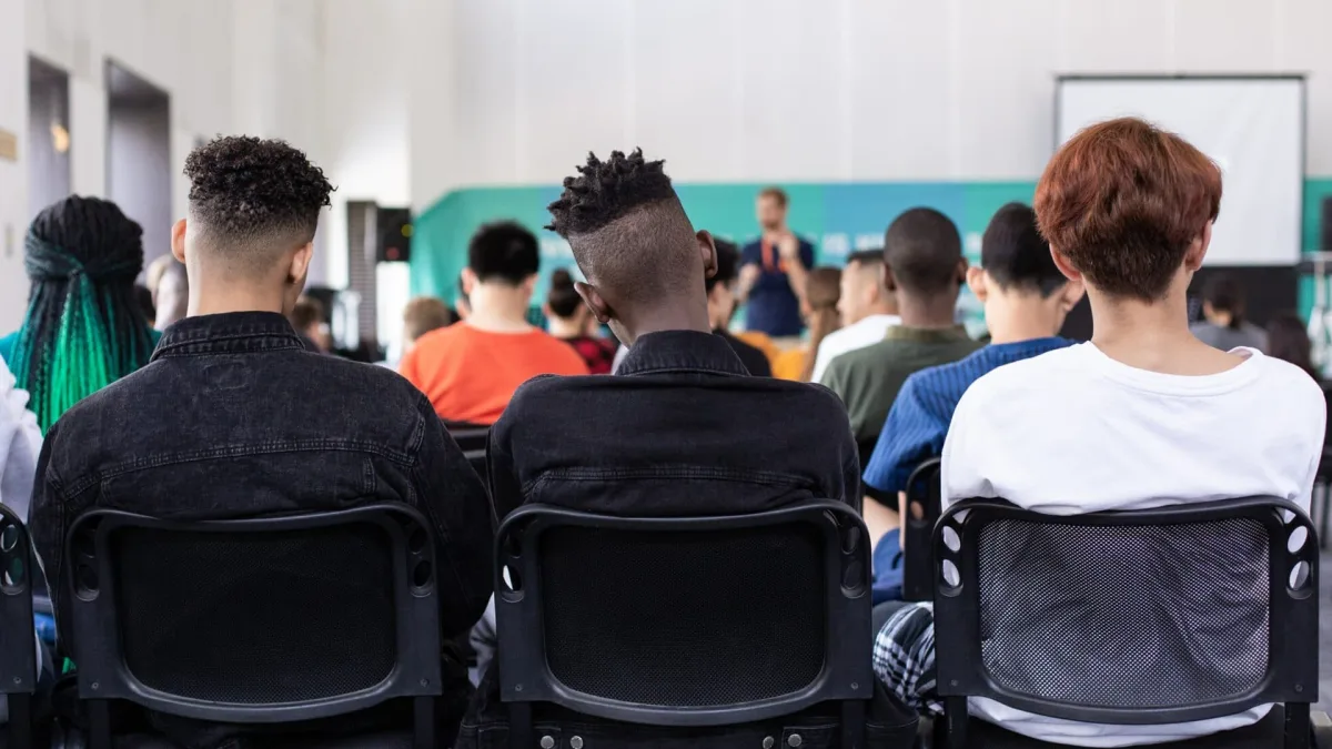 Kabinet zet in op meertaligheid terwijl beheersing Nederlands keldert, Van Duijvenvoorde stelt Kamervragen