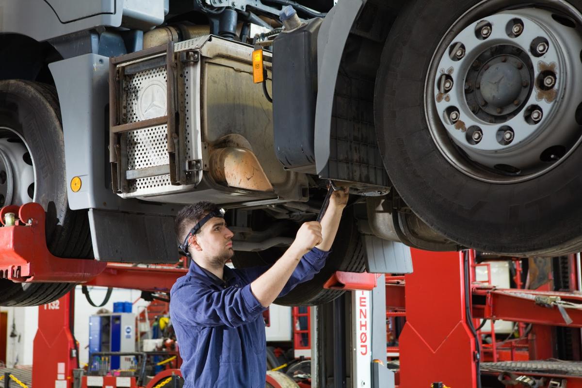 V V N R E Ltd / Hgv Truck tech Ltd