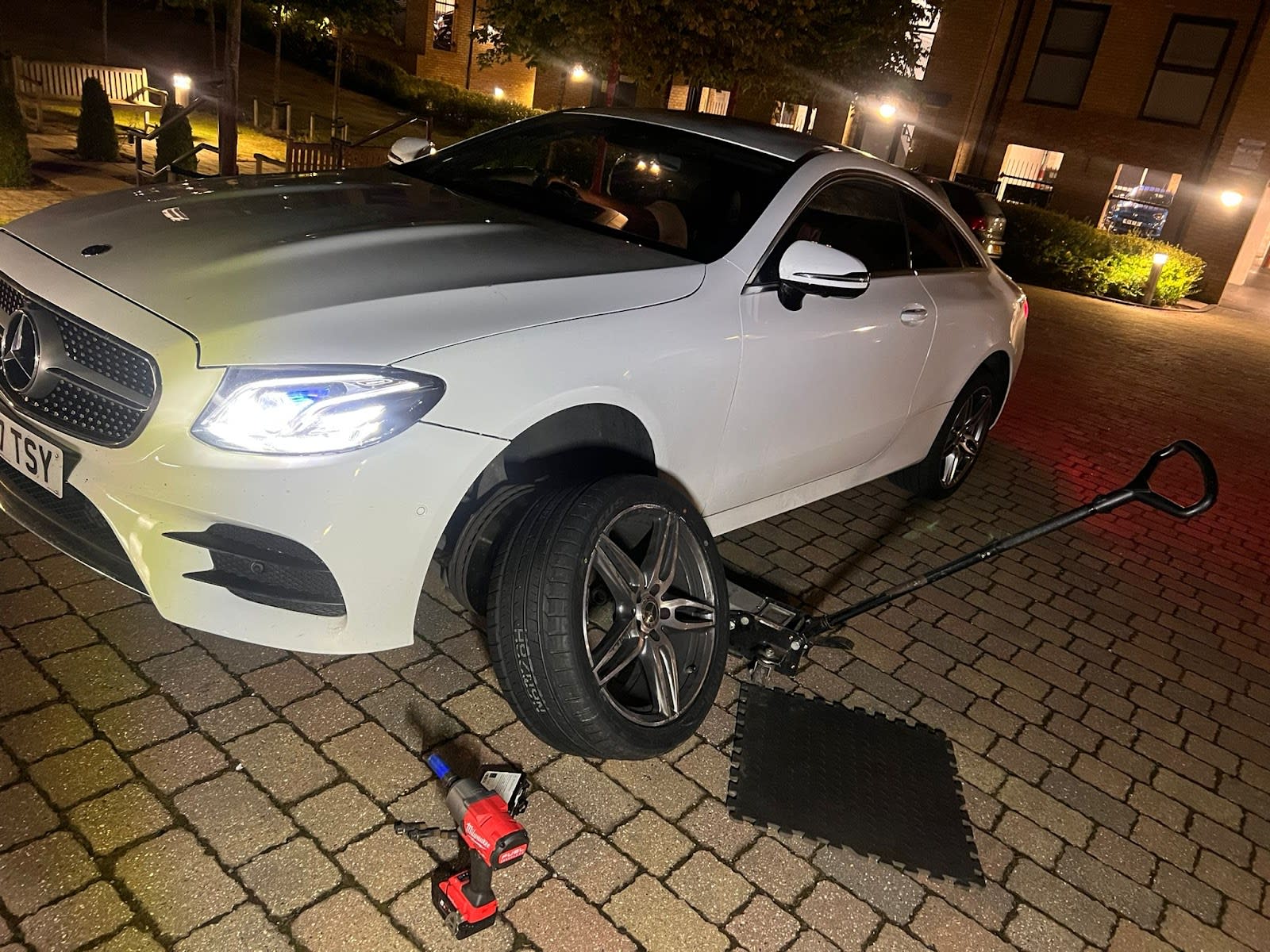Mobile Tyre Hub - Mobile Tyre Fitting Farnham image