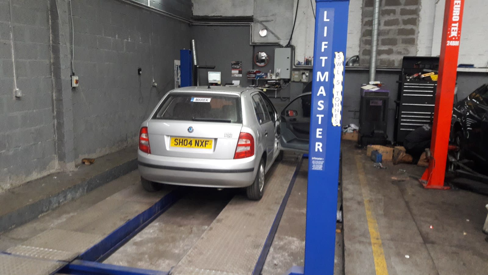 M I Garage image