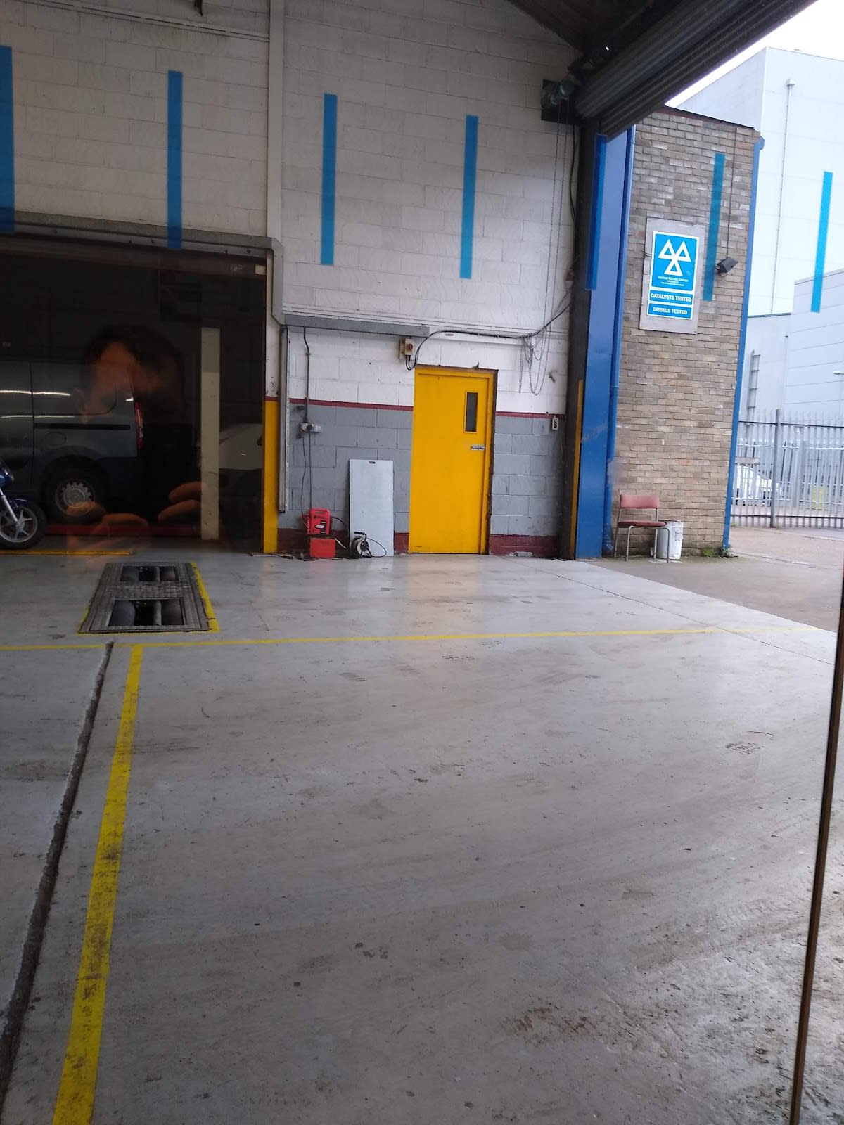 Lakeside MOT Centre image
