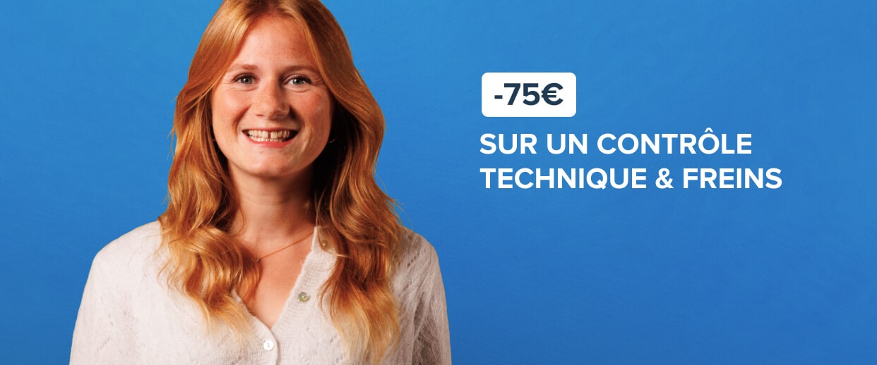 Un homme sourit car il a fait des économies