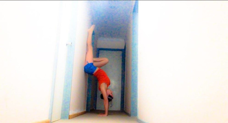 handstand hollow back