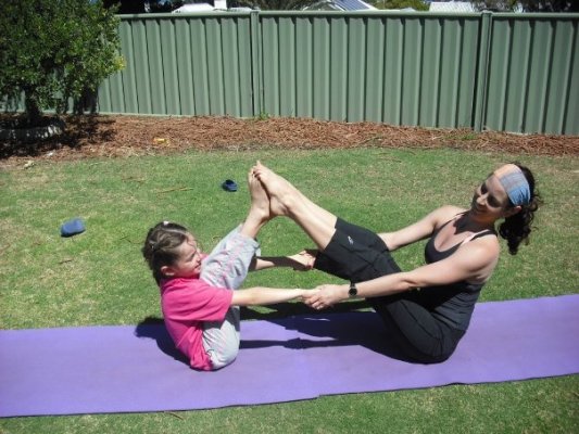 Family acroyoga - Yoga Grooves