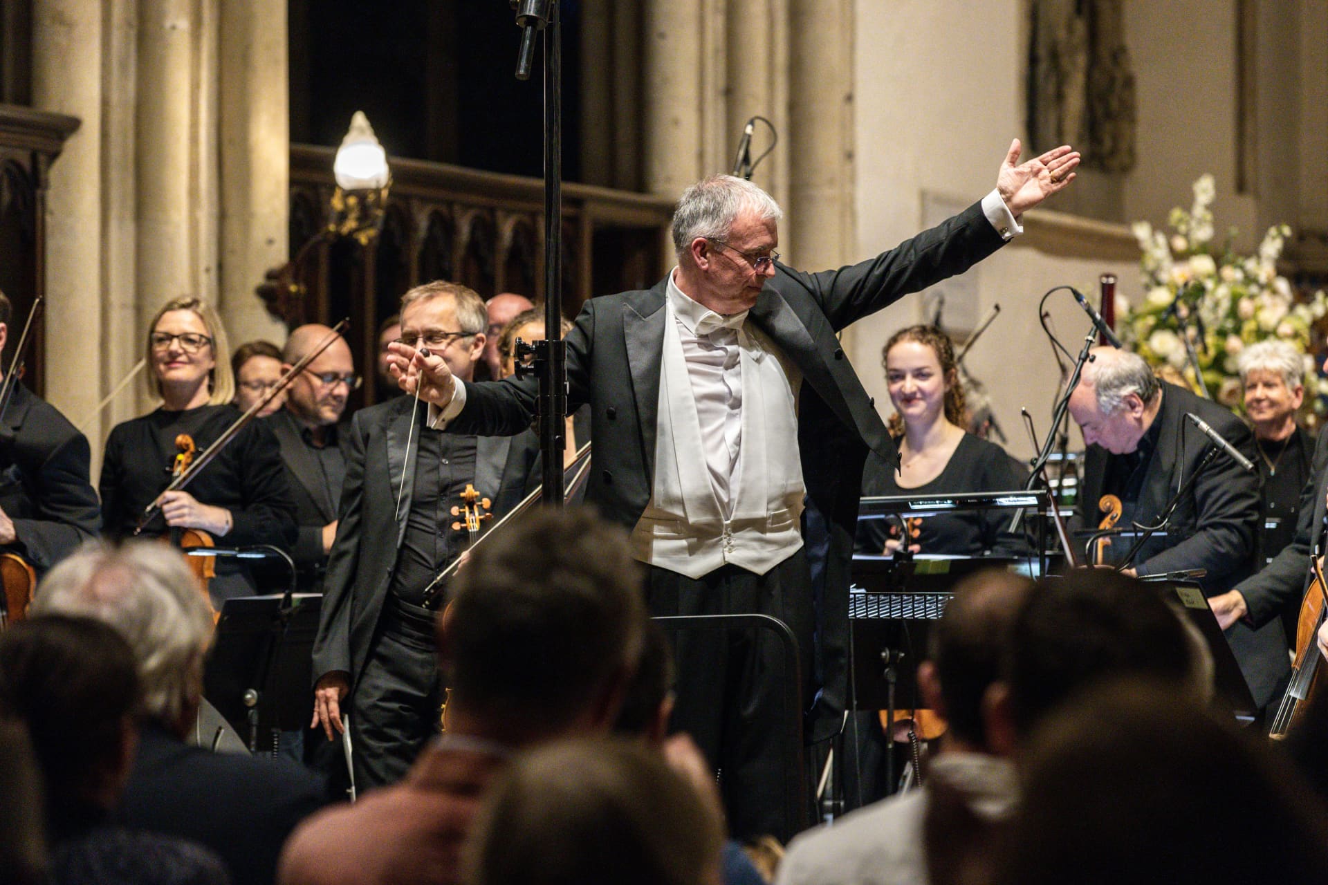 Conductor Martin Yates at Dorchester Abbey fn3x6r