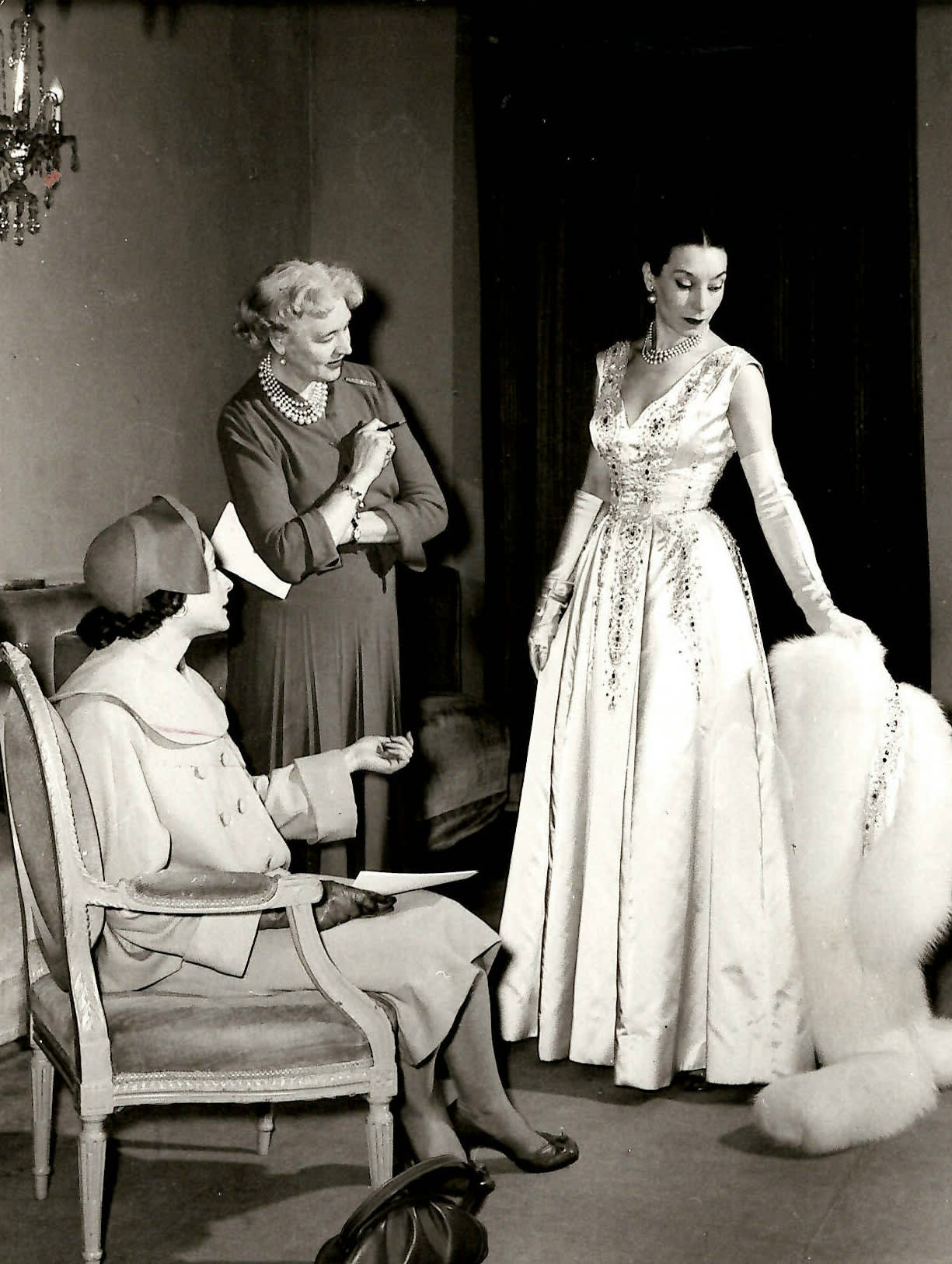 HARTNELL FAMOUS MODEL DOLORES MODELS IN THE SALON AT 26 BRUTON STREET MAYFAIR C 1948 3 bdiiga