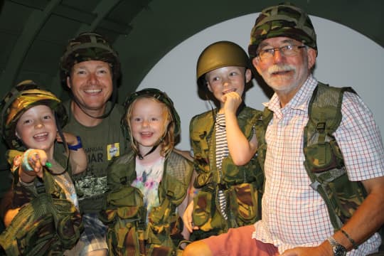 Soldiers of Oxfordshire Museum SE Family in Horsa Glider p0wues