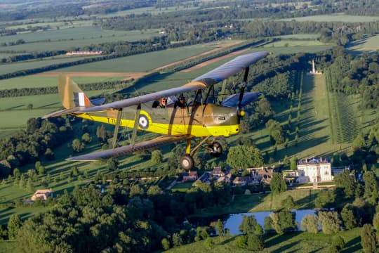 Tiger Moth and a Country House iekiqz