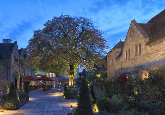 The Lygon Arms Courtyard Exterior Evening Time