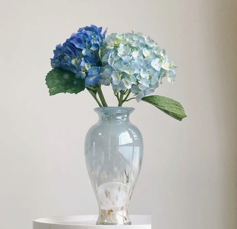 แจกันแก้ว Blush Petal Vase