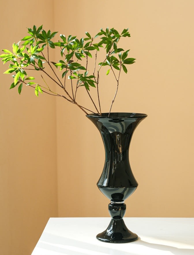 ไอเดียการจัดวาง — แจกันแก้วสีดำทรงเชิง Modern Noir 2