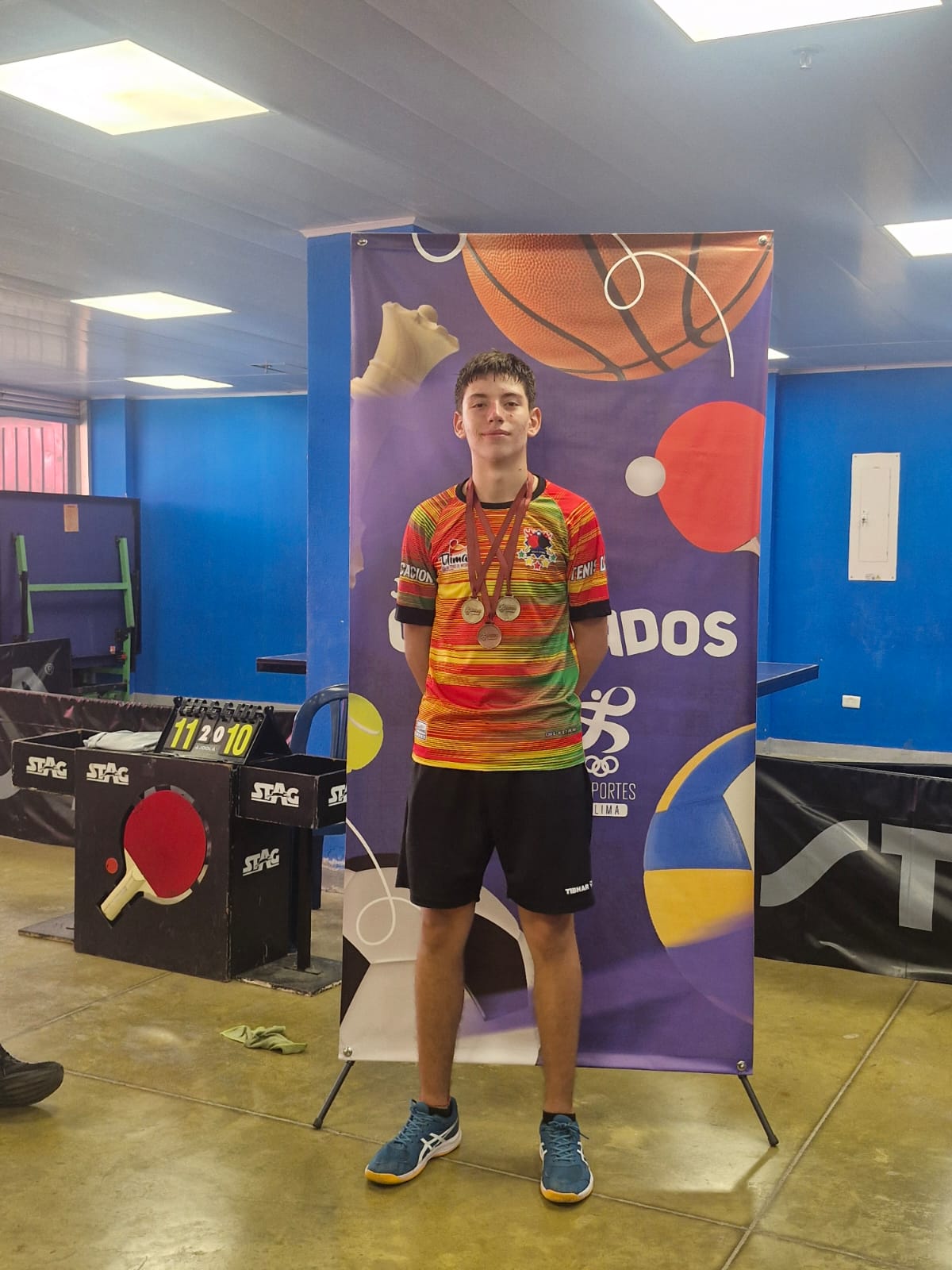 Yerson Cabezas, estudiante del Colegio Nazareth, con sus 3 medallas de oro en Tenis de Mesa