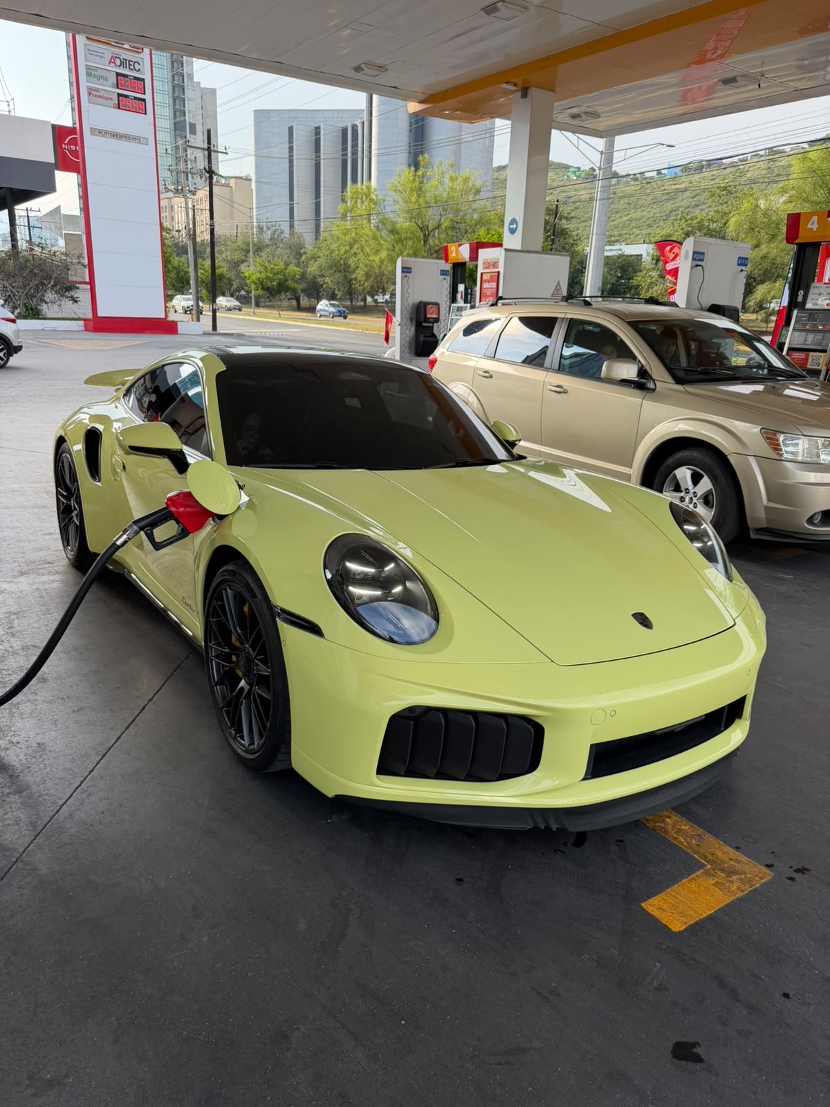 Porsche 911 Turbo S (Lightning Yellow) 2026