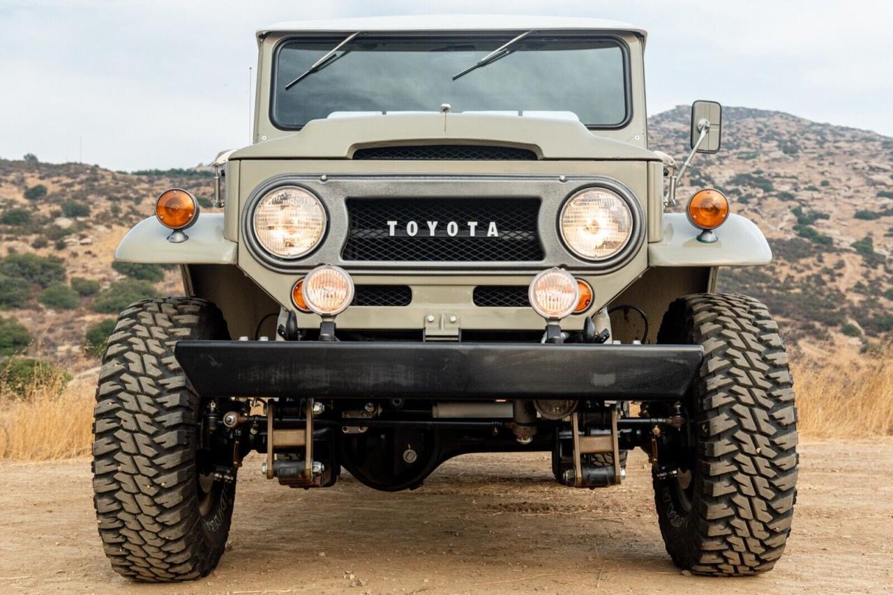 Toyota Land Cruiser FJ45 (Restaurado · Motor Nuevo) 1964 - 2