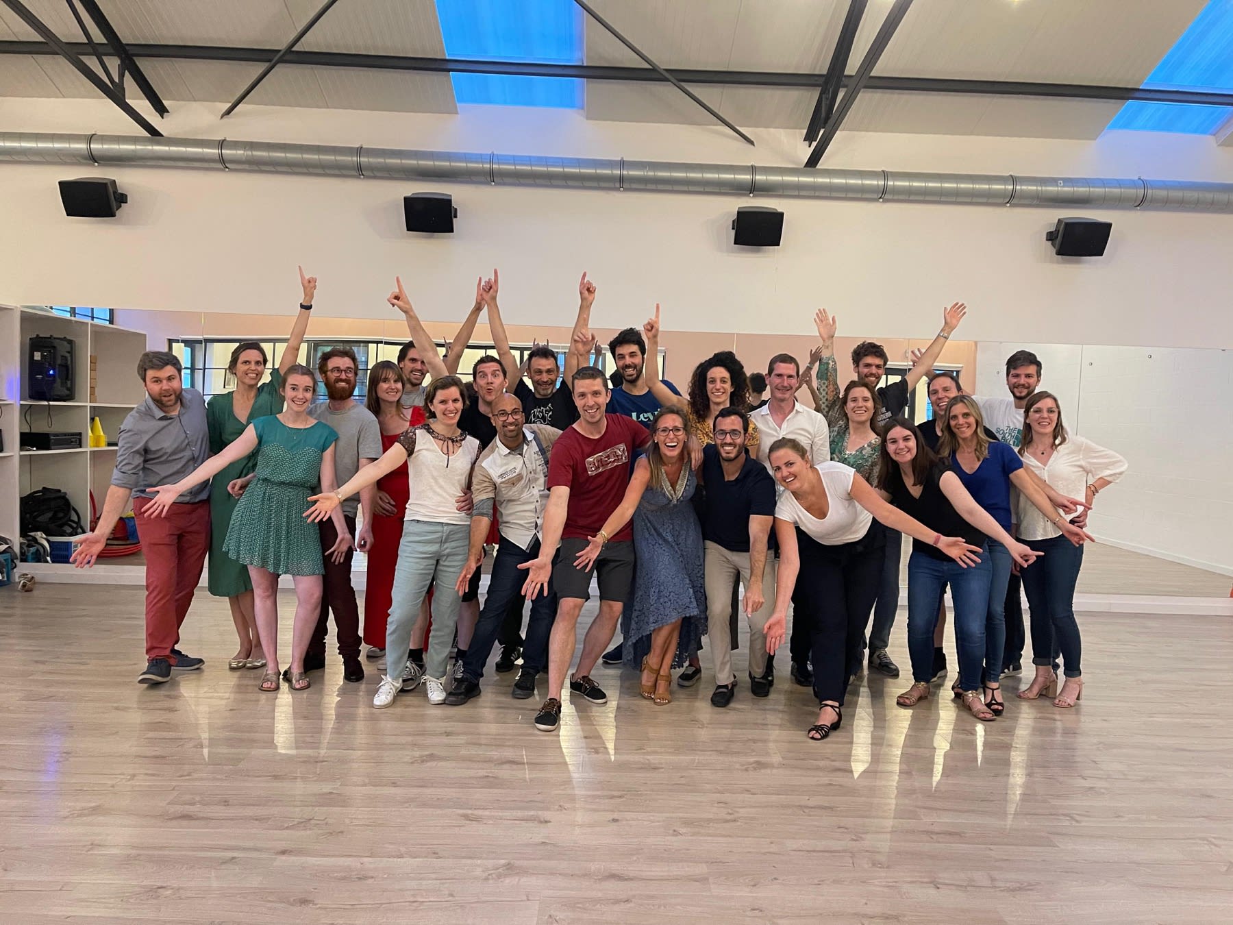 Groupe Rock 4 Life souriant dans le studio de danse