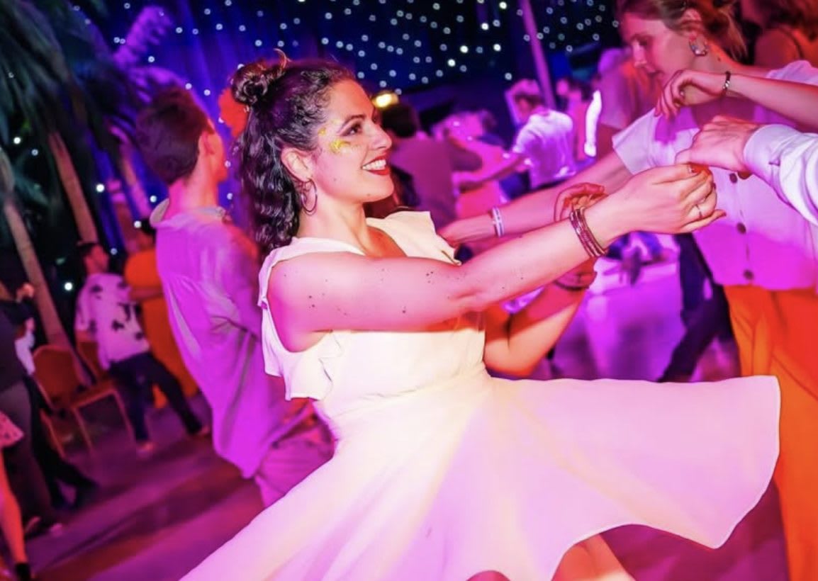 Danseuse souriante en pleine figure de rock à quatre temps