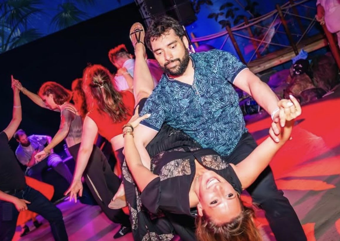 Danseuse portée par son partenaire lors d'une soirée rock