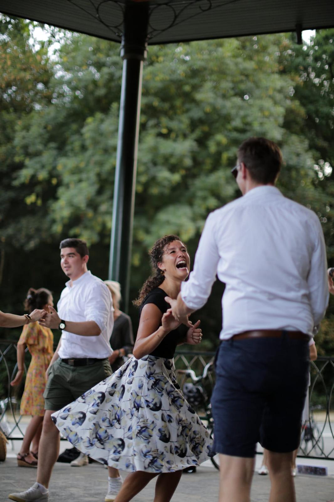 Groupe Rock 4 Life souriant après un cours de danse