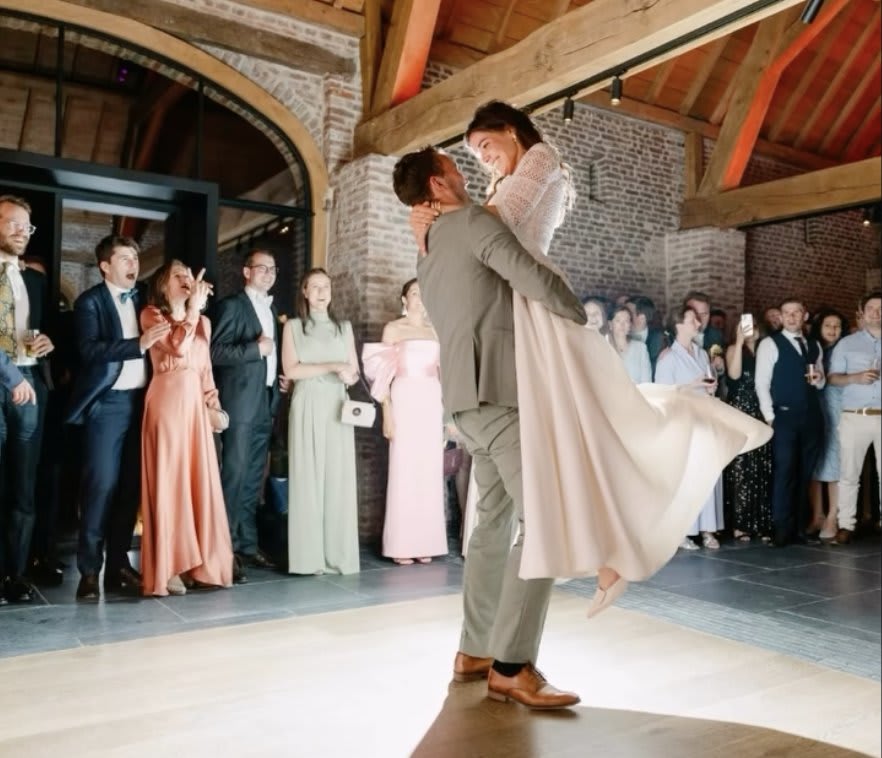 Marié portant sa femme lors de l'ouverture de bal, devant les invités