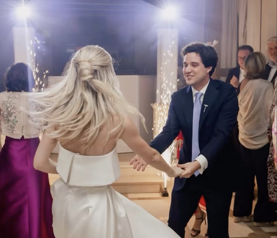 Mariés dansant sous les étincelles devant leurs invités