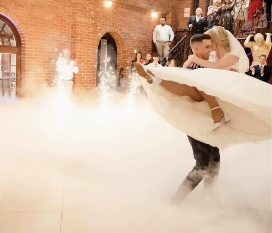 Mariés dansant dans la brume lors de leur ouverture de bal