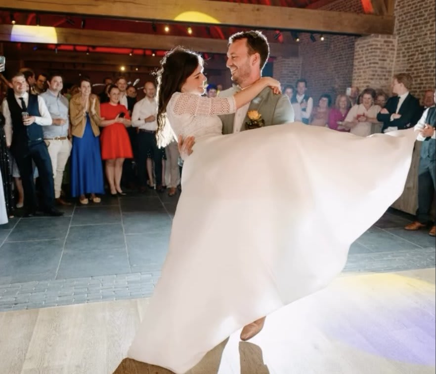 Ouverture de bal des mariés entourés de leurs invités