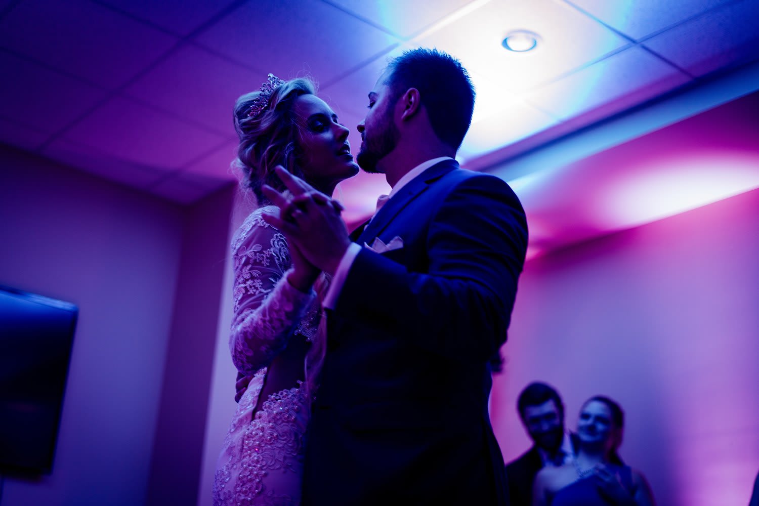 Couple ouvrant le bal de son mariage lors de la première danse