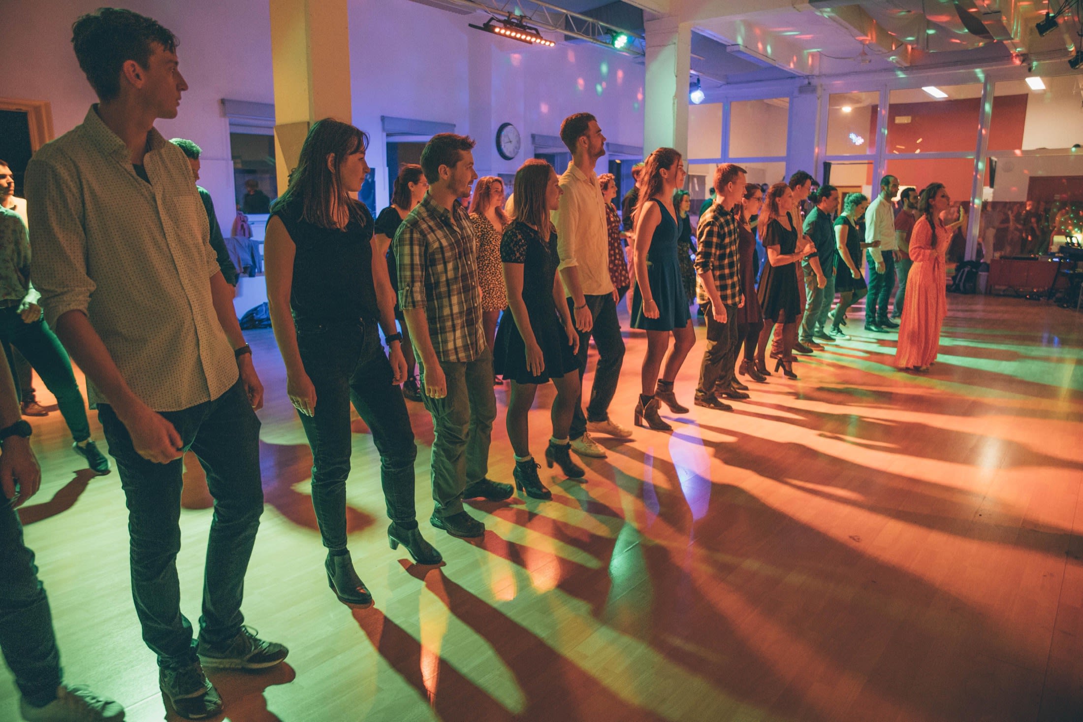 Danseurs alignés pendant une soirée Rock 4 Life