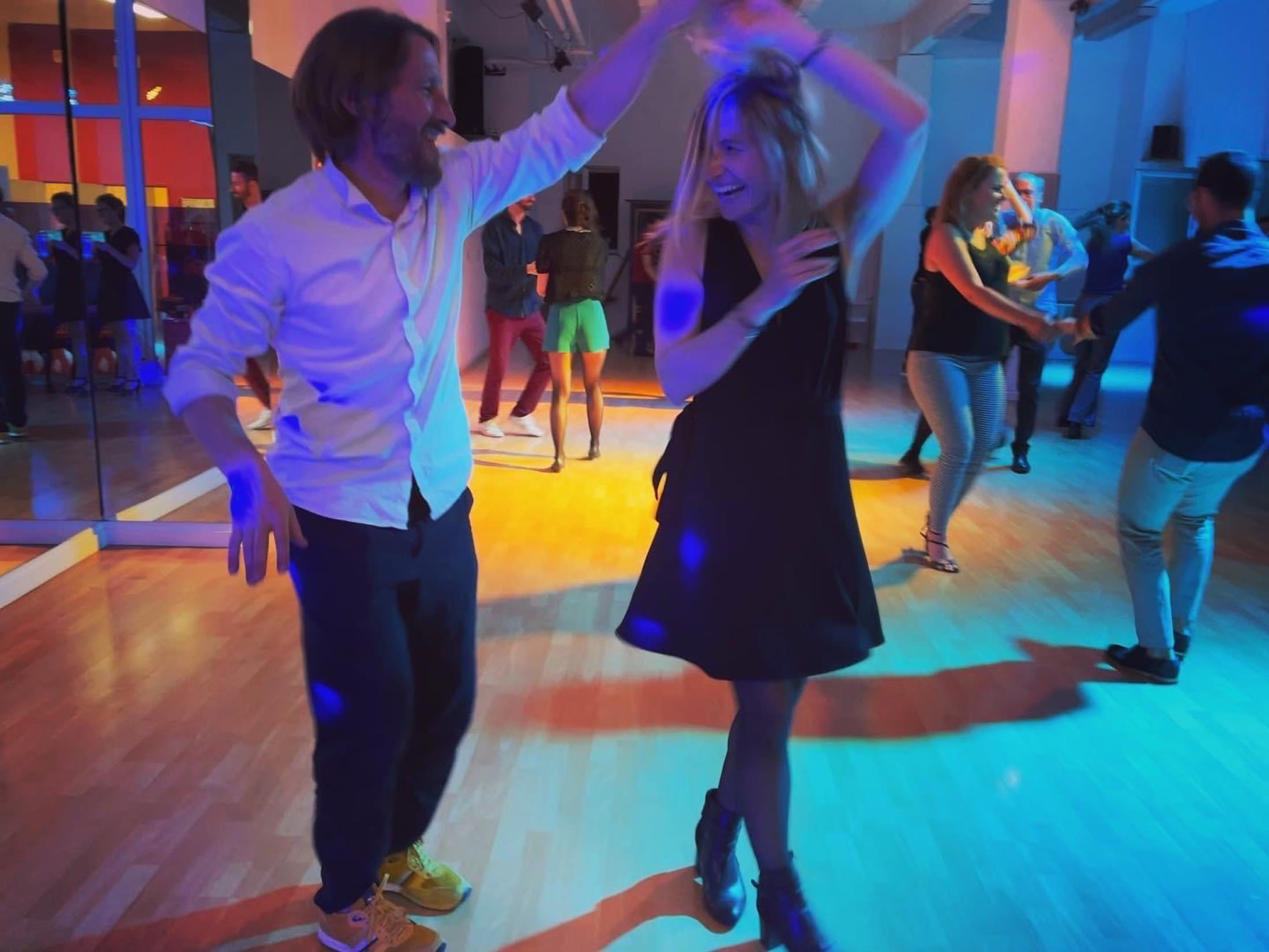 Couple souriant en dansant lors d'une soirée Rock 4 Life