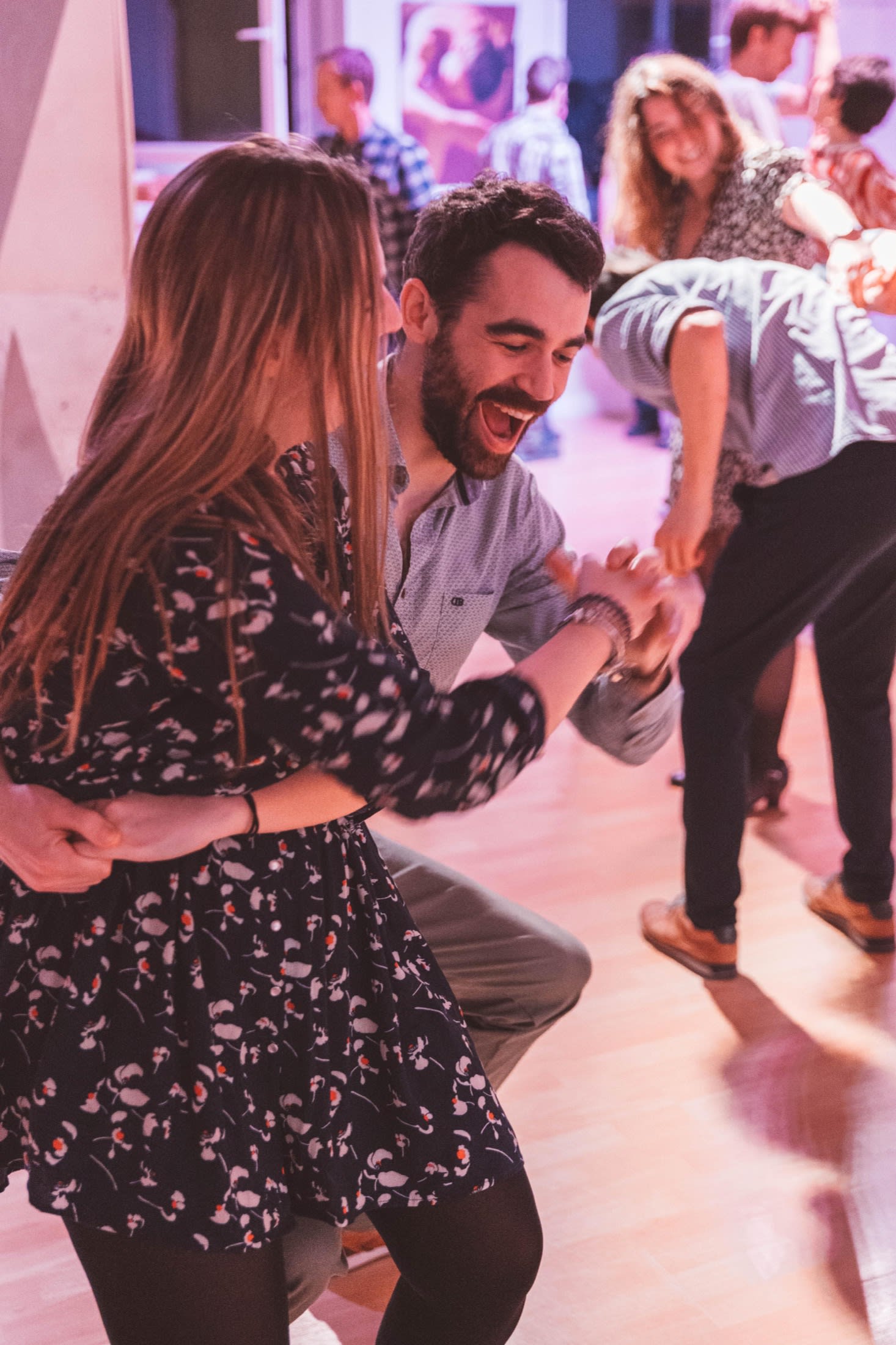 Couple dansant le rock dans une ambiance de soirée