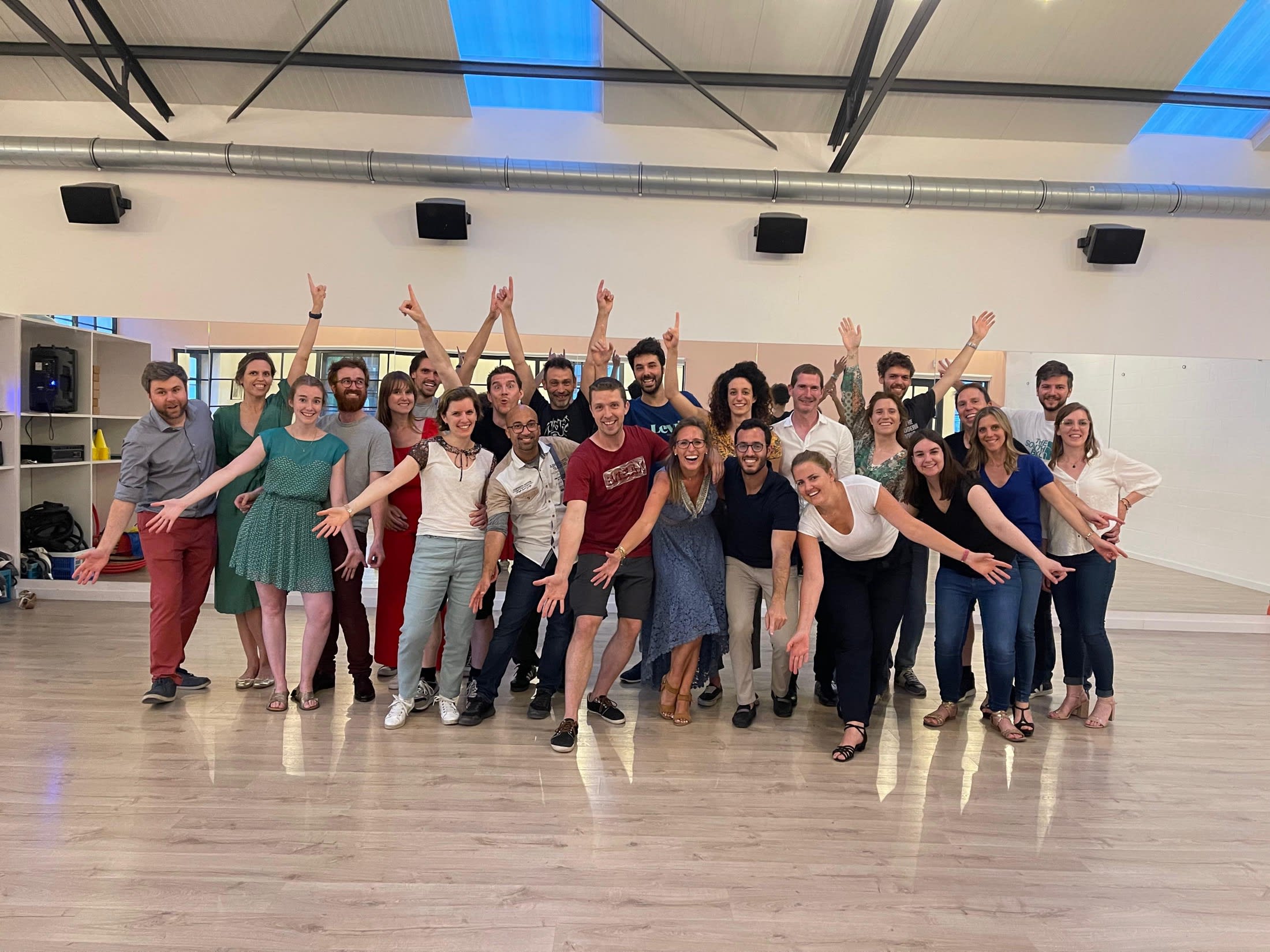 Groupe Rock 4 Life souriant après un cours de danse