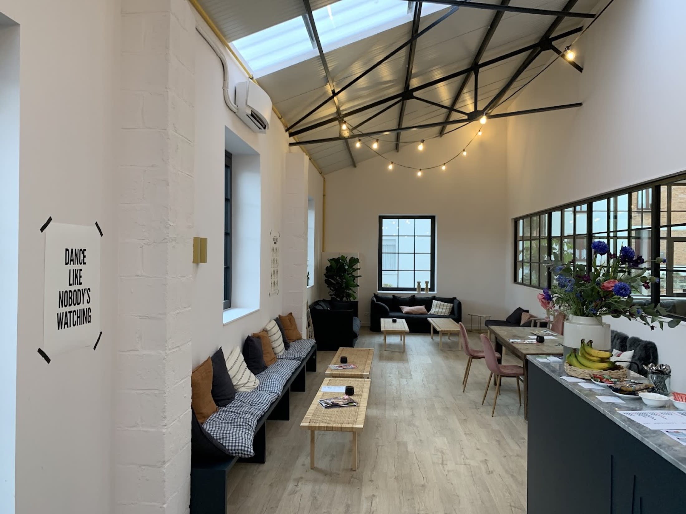 Accueil du studio La Boum à Rhode-Saint-Genèse avec banquettes et table