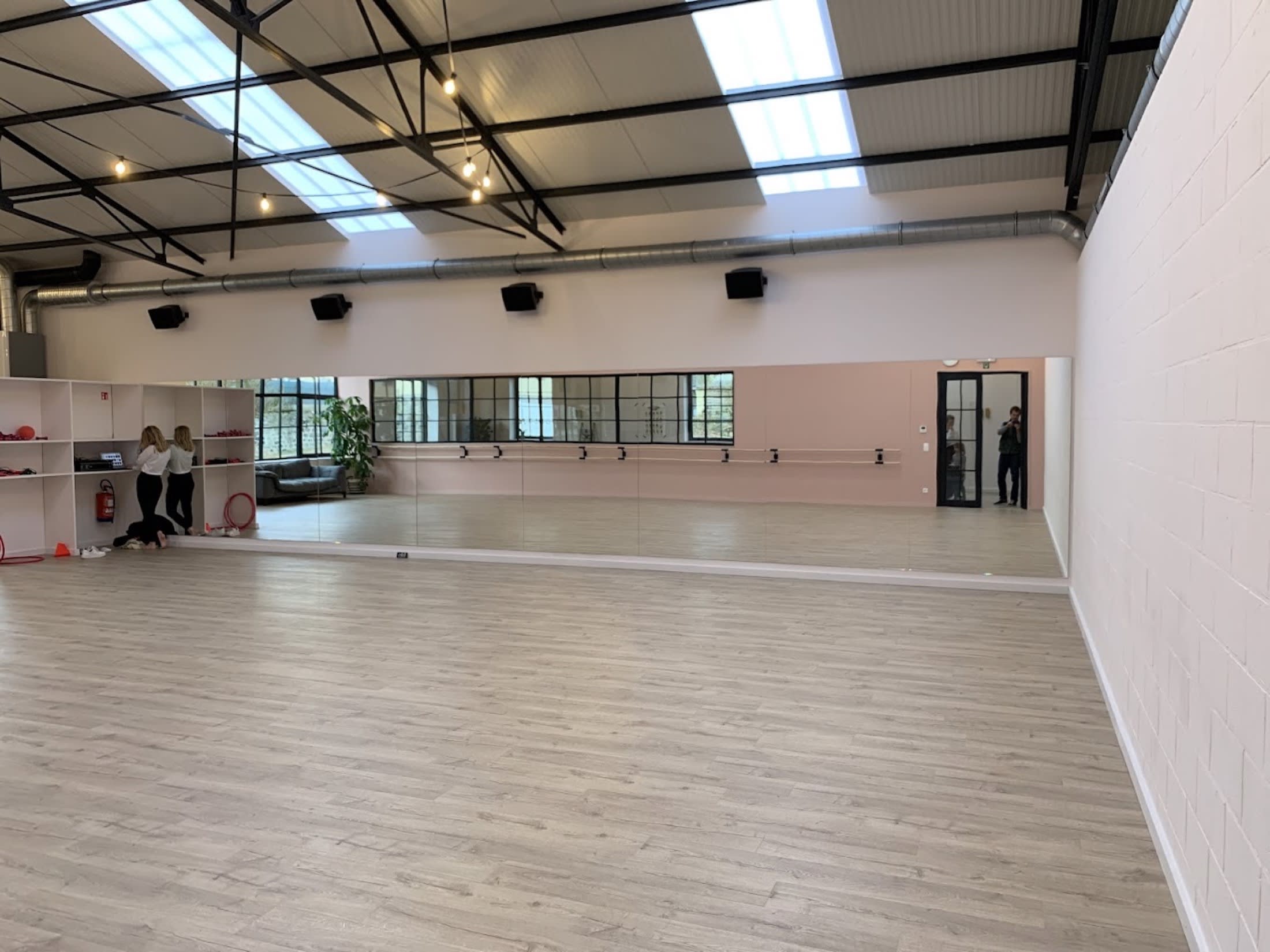 Salle de danse du studio La Boum à Rhode-Saint-Genèse vue depuis les miroirs