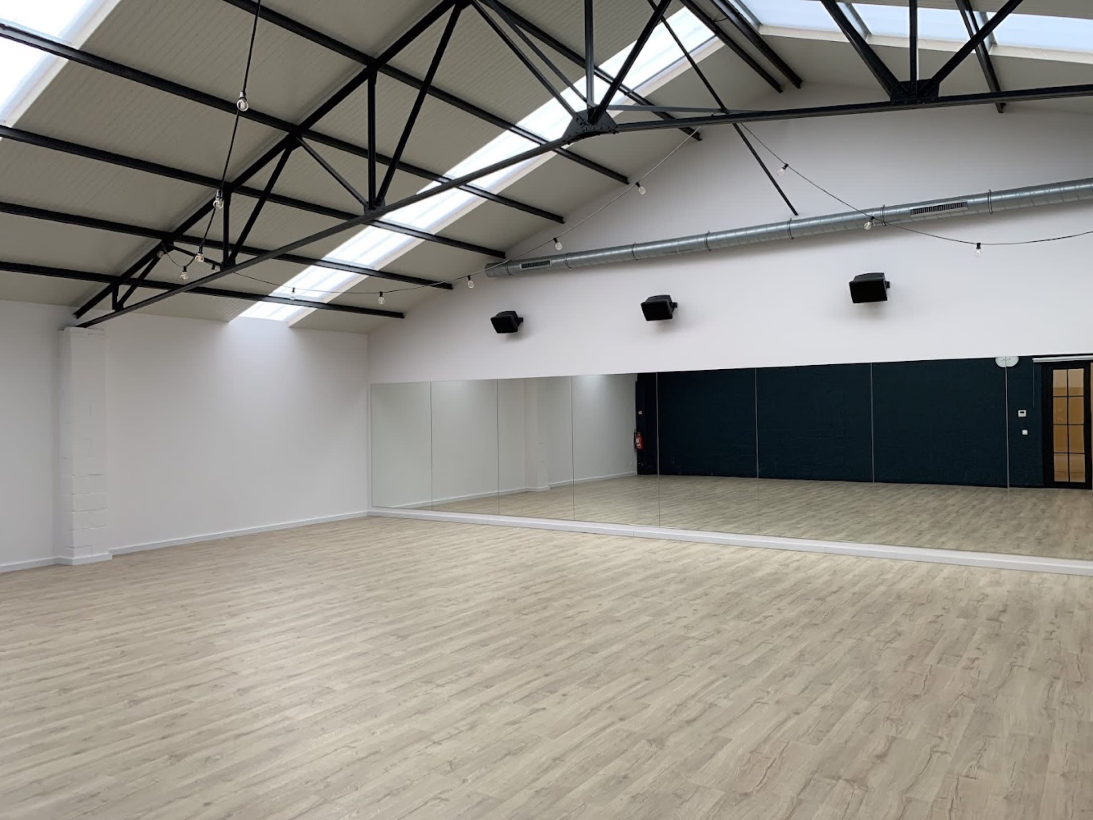 Piste de danse du studio La Boum à Rhode-Saint-Genèse, charpente et miroirs