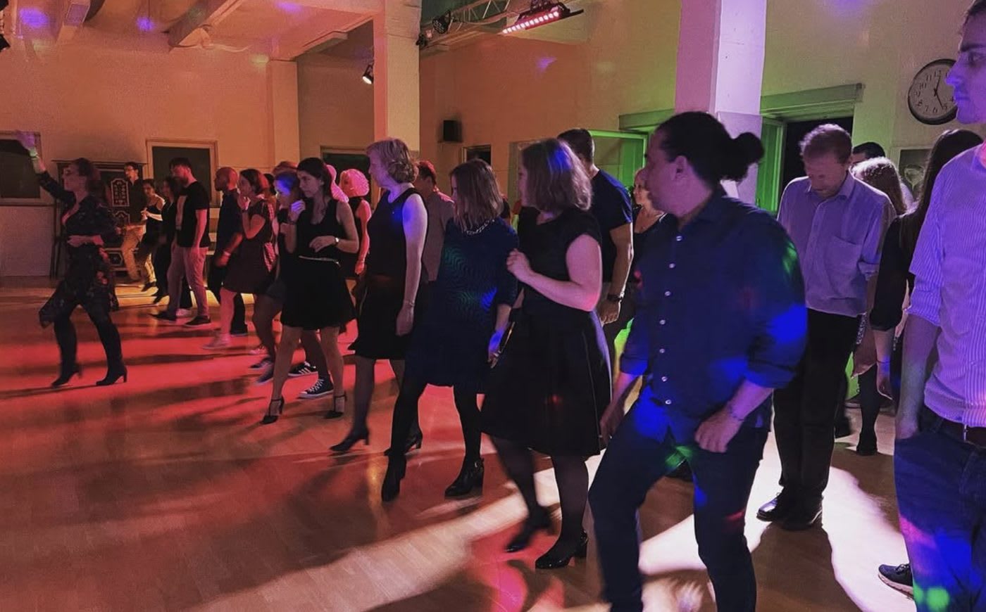 Groupe de danseurs Rock 4 Life lors d'une soirée en ambiance colorée