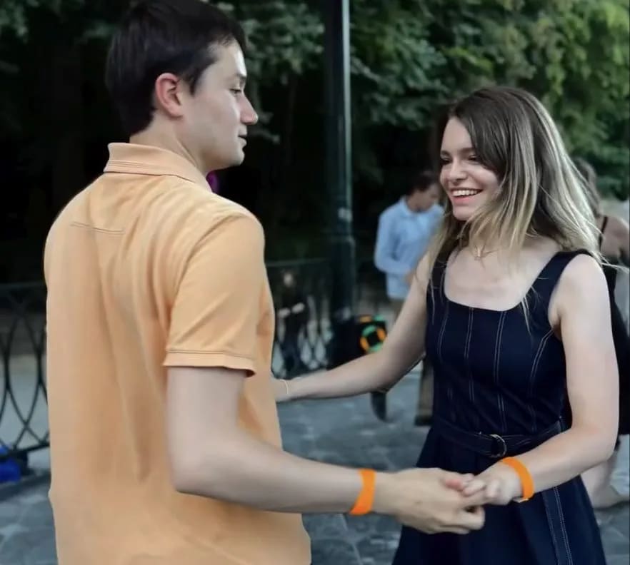 Jeune couple souriant en dansant le rock en plein air à Bruxelles