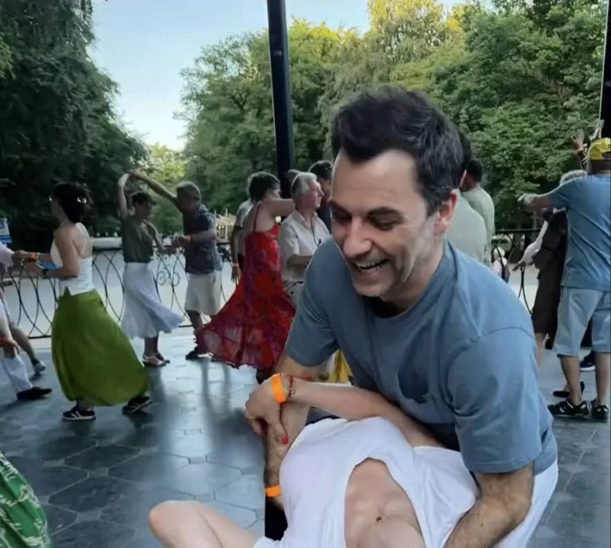 Danseur souriant faisant tourner sa partenaire lors d'une guinguette