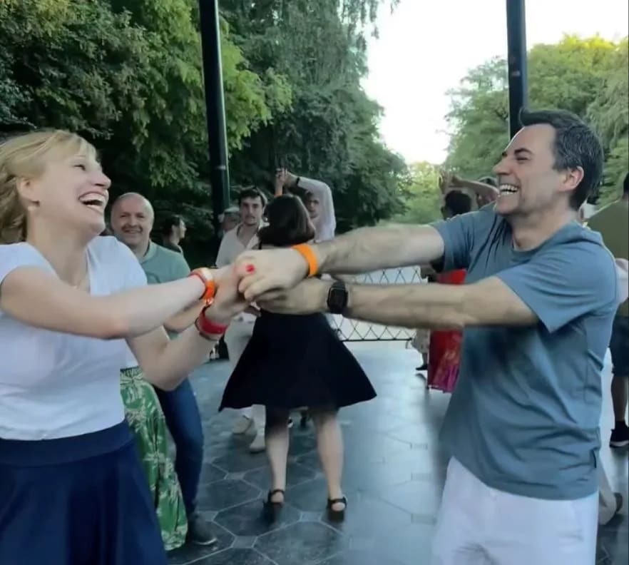 Couple riant pendant une danse rock en plein air
