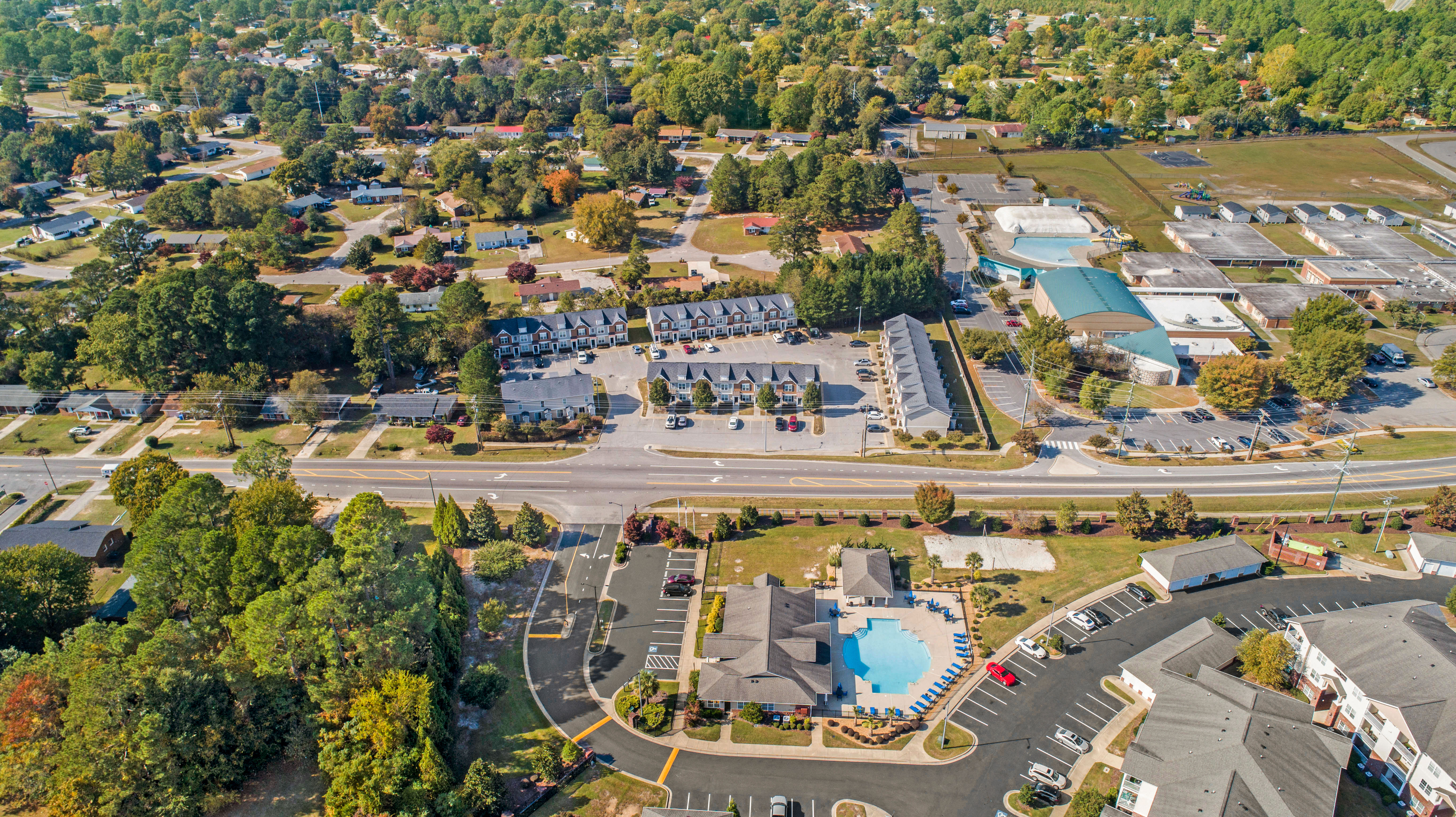 Crystal Lake & Kingsley Apartments and Townhomes 2 of 9
